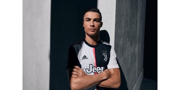 Camisola da nova temporada da Juventus vendida oficialmente